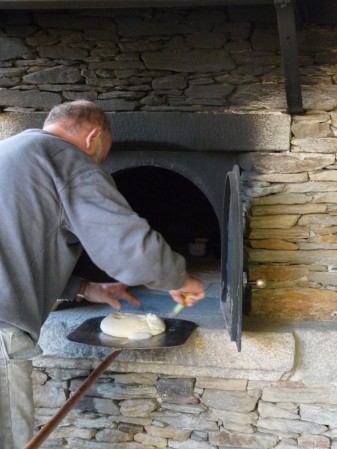 16h30: après avoir jeté de la farine sur la sole pour vérifier sa température les pains sont enfournés.